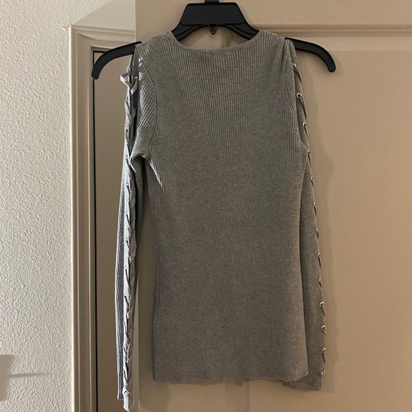 Guess Long Sleeve - Picture 2 of 4